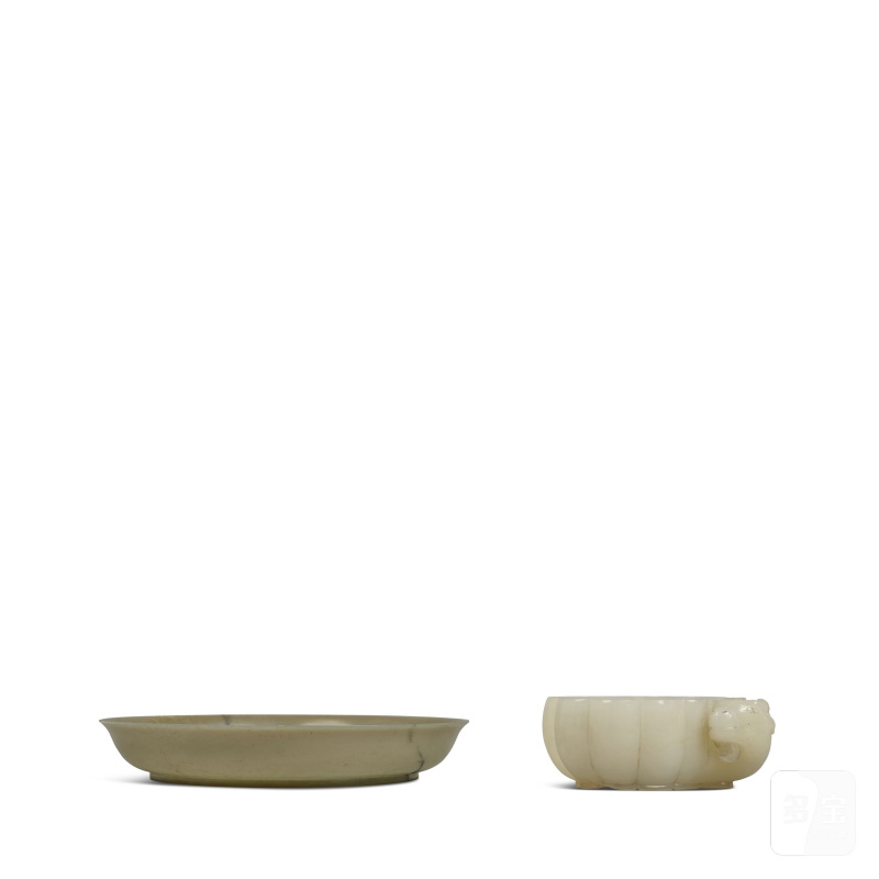 二十世紀 玉石羊首把杯 乾隆款灰青玉盤 | A HARDSTONE LOBED HANDLED CUP AND A GRAY-CELADON JADE DISH - 图1